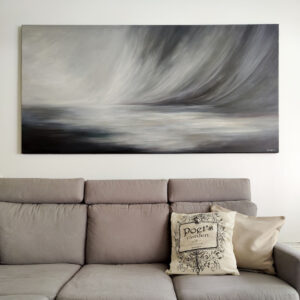 Marjaana Melentjeffin harmaavalkoinen merimaalaus sohvan yläpuolella.