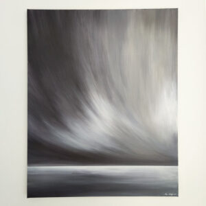 Marjaana Melentjeffin akryylimaalaus "Katoavaa" on puoliabstrakti, harmaavalkoinen merimaisema.