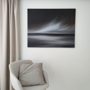 Marjaana Melentjeffin akryylimaalaus "Keskellä synkimmänkin hetken" sisustuksessa.