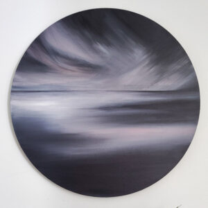 "Rajattomuuden reunalla" on pyöreä violetin sävyinen akryylimaalaus.