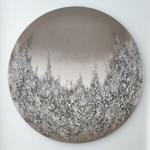 "Valon viipyessä" on tekstuuripintainen pyöreä akryylimaalaus.