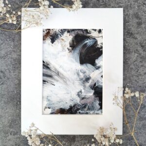 "Talven siivet", 2025, on Marjaana Melentjeffin abstrakti pieni akryylimaalaus.