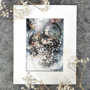 "Kaikkien myrskyjen jälkeenkin" on abstrakti, monisävyinen teos.