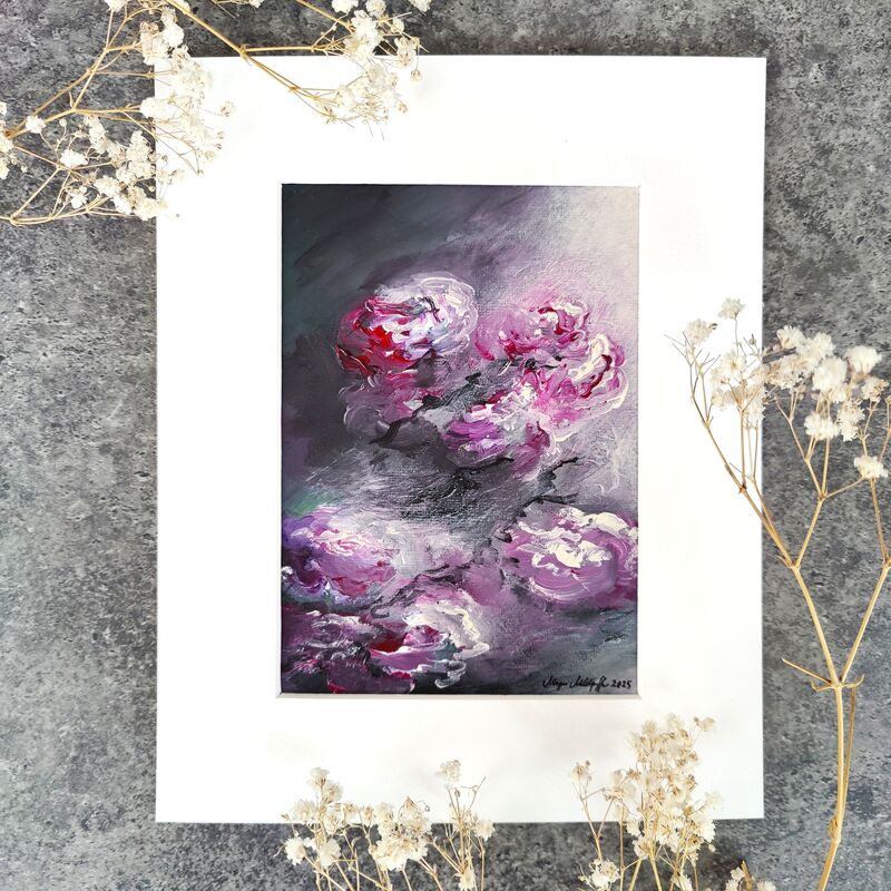 "Talviaamun lempeä valo", 2025, kuvaa kuuran peittämien kukkien heräämistä aamuvaloon.