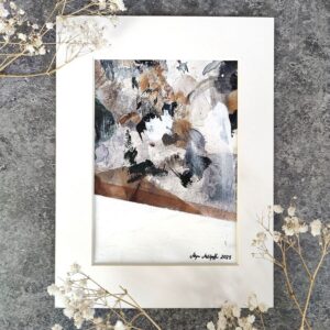 "Enkeleitä ja muita siivekkäitä" on Marjaana Melentjeffin abstrakti, yksityiskohtia sisältävä akryylimaalaus.